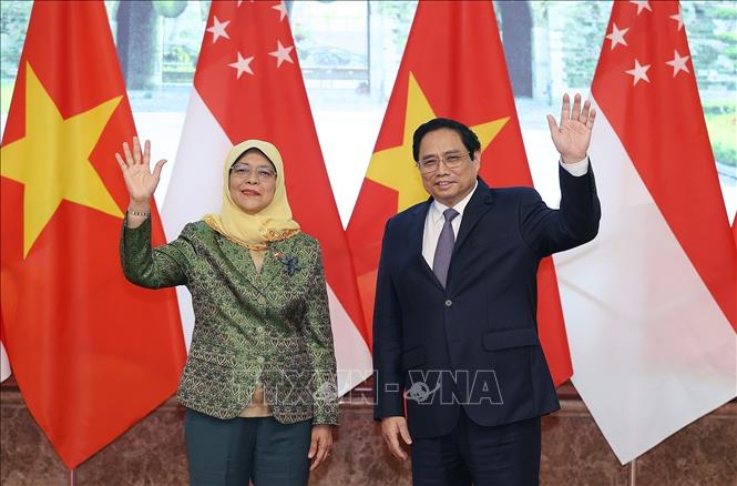 Prime Minister Pham Minh Chinh welcomes President of Singapore Halimah Yacob. VNA Photo: Dương Giang