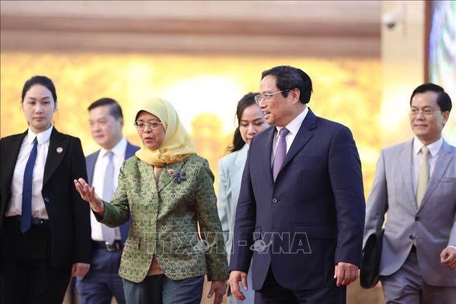 Prime Minister Pham Minh Chinh welcomes President of Singapore Halimah Yacob. VNA Photo: Dương Giang