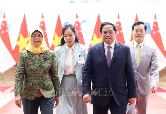 Prime Minister Pham Minh Chinh welcomes President of Singapore Halimah Yacob. VNA Photo: Dương Giang