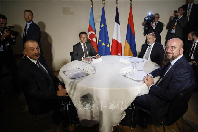 Trong ảnh: Tổng thống Azerbaijan Ilham Aliyev  (trái), Tổng thống Pháp Emmanuel Macron (thứ 2 trái), Chủ tịch Hội đồng châu Âu Charles Michel (phải) và Thủ tướng Armenia Nikol Pashinyan (thứ 2 phải) tại cuộc gặp ở Prague, CH Séc, ngày 6/10/2022. Ảnh: AFP/TTXVN