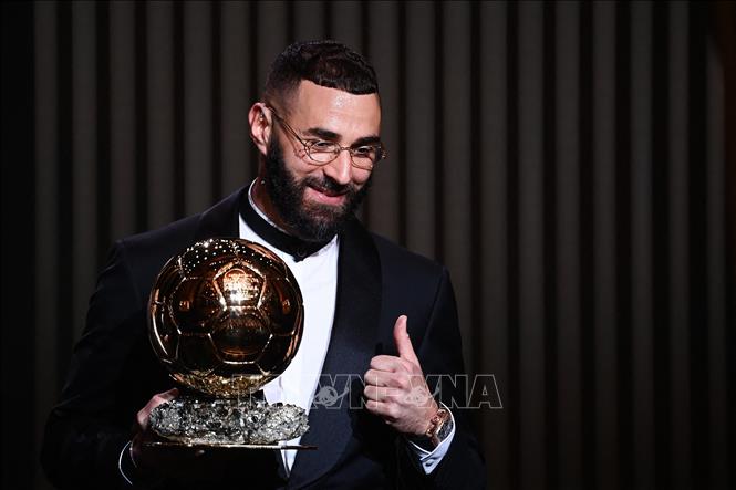 Trong ảnh: Tiền đạo Karim Benzema của Real Madrid giành danh hiệu Quả bóng Vàng tại lễ trao giải ở Paris, Pháp, ngày 17/10/2022. Ảnh: AFP/TTXVN