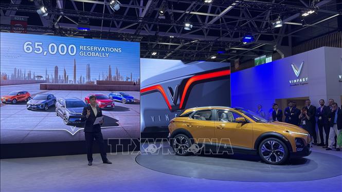 VinFast’s electric vehicles are introduced at the 2022 Paris Motor Show. VNA Photo: Thu Hà
