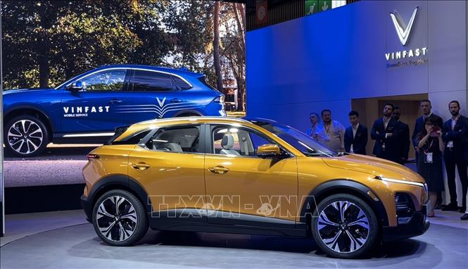 VinFast’s electric vehicles are introduced at the 2022 Paris Motor Show. VNA Photo: Thu Hà