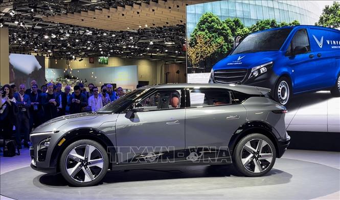 VinFast’s electric vehicles are introduced at the 2022 Paris Motor Show. VNA Photo: Thu Hà