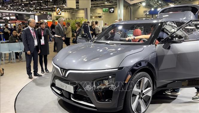 VinFast’s electric vehicles are introduced at the 2022 Paris Motor Show. VNA Photo: Thu Hà