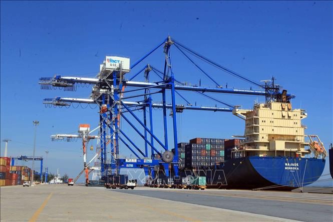 Hai Phong deep-sea port is capable of habouring ships with tonnage of up to 12,000 TEU (132,000 tonnes), connecting the city to major international shipping routes through ports such as Singapore, Hong Kong and Shanghai (China). VNA Photo: An Đăng