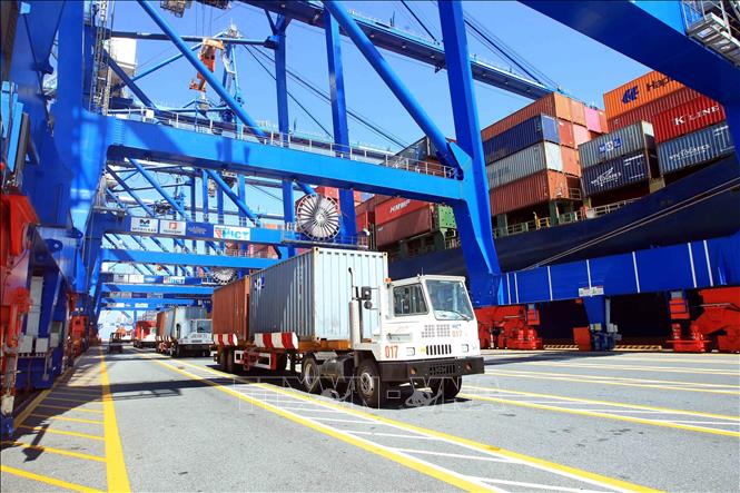 Hai Phong deep-sea port is capable of habouring ships with tonnage of up to 12,000 TEU (132,000 tonnes), connecting the city to major international shipping routes through ports such as Singapore, Hong Kong and Shanghai (China). VNA Photo: An Đăng