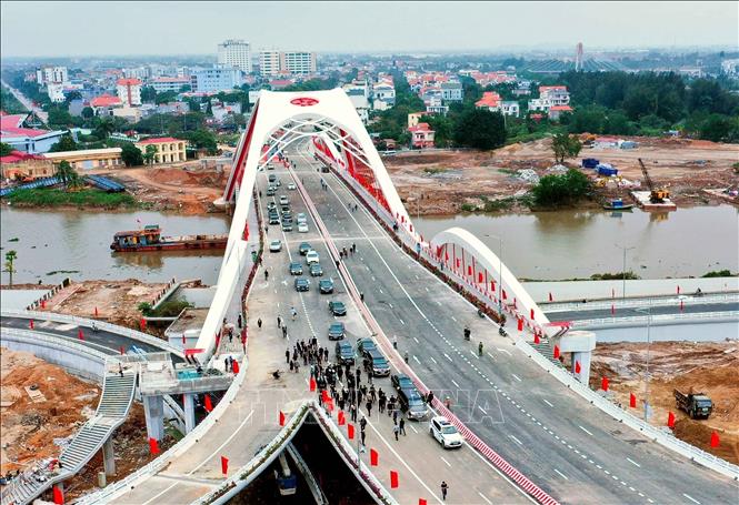 Rao bridge is an important route in the city’s traffic. VNA Photo: An Đăng