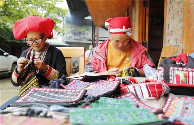Brocade products made by Red Dao ethnic women in Ta Phin commune, Sa Pa town. VNA Photo: Trần Việt 