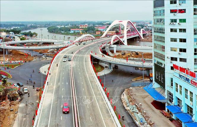 Rao bridge is an important route in the city’s traffic. VNA Photo: An Đăng