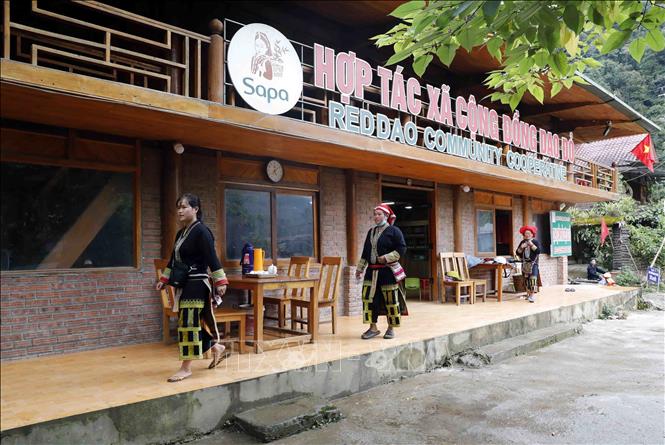 The Red Dao community cooperative run by Red Dao ethnic women in Ta Phin commune, Sa Pa district provides herbal shower gels and services to tourists. VNA Photo: Trần Việt