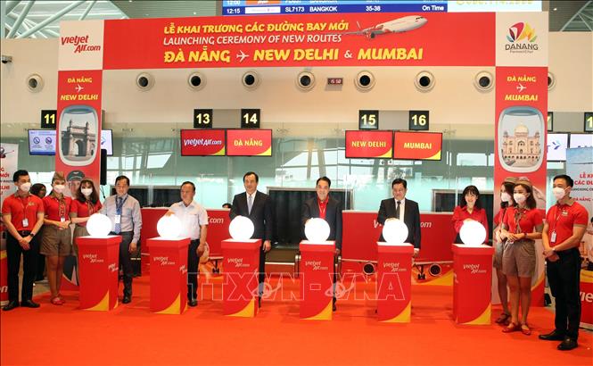 Delegates launch new flight services linking the central city of Da Nang with India's Mumbai and New Delhi. VNA Photo: Trần Lê Lâm