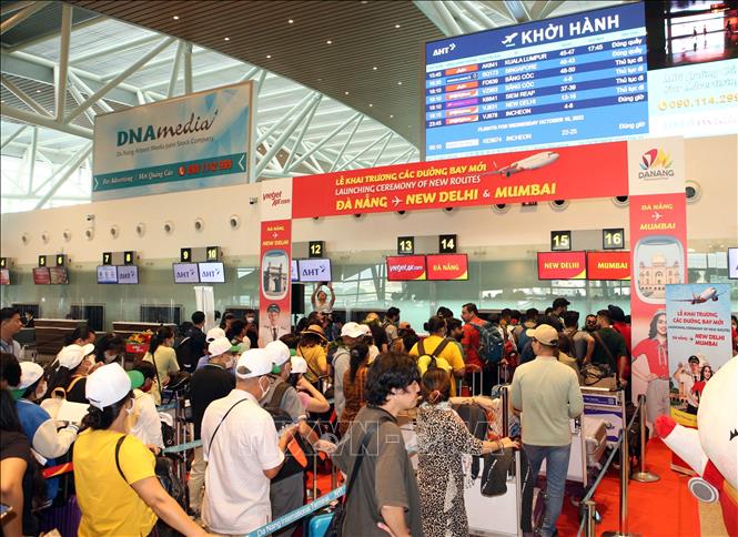 Passengers at the check-in counter for the first flight from Da Nang to New Delhi by Vietjet Air. VNA Photo: Trần Lê Lâm