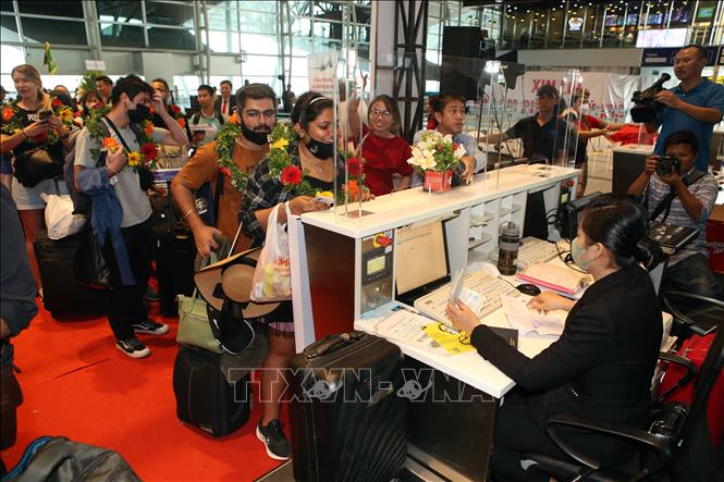 Passengers at the check-in counter for the first flight from Da Nang to New Delhi by Vietjet Air. VNA Photo: Trần Lê Lâm