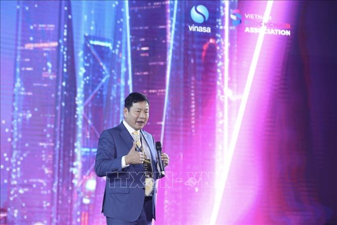 Truong Gia Binh, Chairman of FPT Corporation, makes a report on blockchain applications. VNA Photo: Minh Quyết