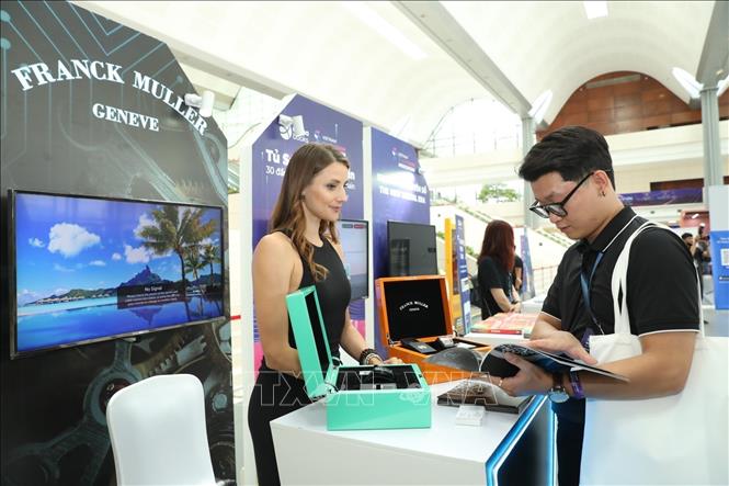 Tech applications are introduced within the summit. VNA Photo: Minh Quyết