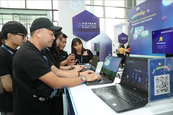 Tech applications are introduced within the summit. VNA Photo: Minh Quyết