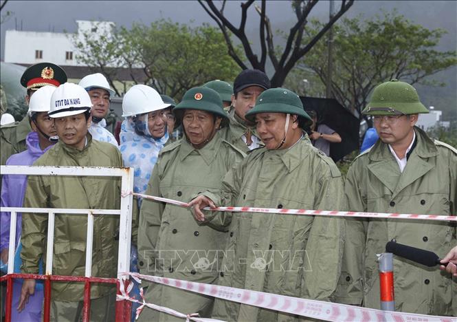 President Nguyen Xuan Phuc on October 19 inspects on October 19 Da Nang’s efforts to overcome storm, flood consequences. VNA Photo: Thống Nhất
