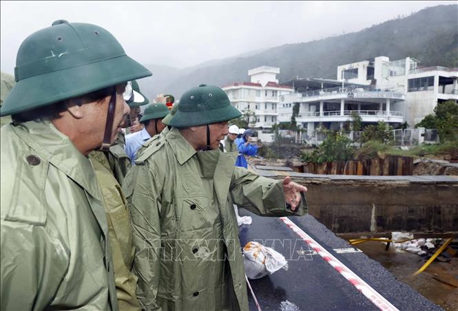 President Nguyen Xuan Phuc on October 19 inspects on October 19 Da Nang’s efforts to overcome storm, flood consequences. VNA Photo: Thống Nhất