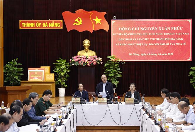 President Nguyen Xuan Phuc on October 19 inspects on October 19 Da Nang’s efforts to overcome storm, flood consequences. He has a working session with municipal authorities. VNA Photo: Thống Nhất