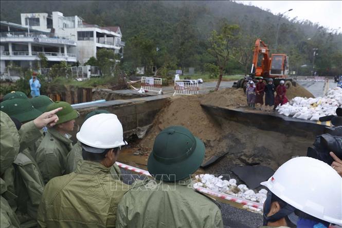President Nguyen Xuan Phuc on October 19 inspects on October 19 Da Nang’s efforts to overcome storm, flood consequences. VNA Photo: Thống Nhất