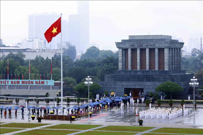 Với tư cách là đại biểu Quốc hội, viếng lăng Chủ tịch Hồ Chí Minh không chỉ là việc làm với nghĩa cử cao đẹp mà còn là trải nghiệm khoảnh khắc đầy cảm xúc. Ngắm nhìn những bức ảnh trong Lăng Bác Hồ, người ta có thể cảm nhận rõ nét bao niềm kiêu hãnh và lòng yêu nước của nhân dân Việt Nam.