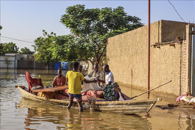 Trong ảnh: Người dân sơ tán khỏi vùng ngập lụt tại N'Djamena, CH Chad, ngày 18/10/2022. Ảnh: AFP/ TTXVN