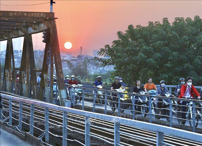 Sunset at Long Bien Bridge - a 100-year-old bridge in Hanoi. VNA Photo: Hoàng Hiếu
