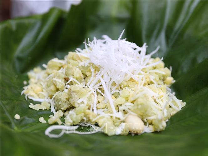 Young glutinous rice - a gift of Hanoi in autumn. VNA Photo: Hoàng Hiếu
