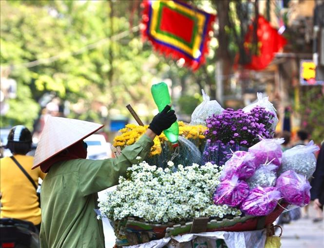 Autumn time in Hanoi brings colourful flower bikes, a great photographic spot for tourists and locals. VNA Photo: Hoàng Hiếu
