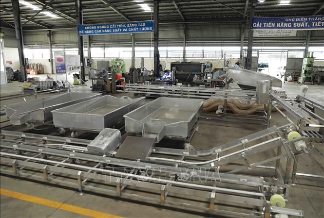 Sản xuất thiết bị chế biến thuỷ sản tại nhà máy của Công ty CP cơ khí Chí Công ở KCN Bình Hoà, huyện Châu Thành. Ảnh: Vũ Sinh - TTXVN