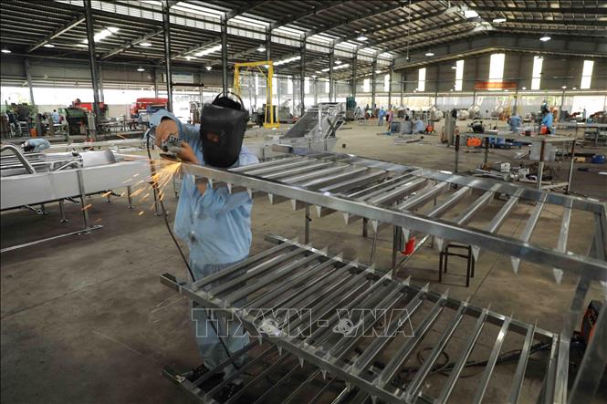 Sản xuất thiết bị chế biến thuỷ sản tại nhà máy của Công ty CP cơ khí Chí Công ở KCN Bình Hoà, huyện Châu Thành. Ảnh: Vũ Sinh – TTXVN