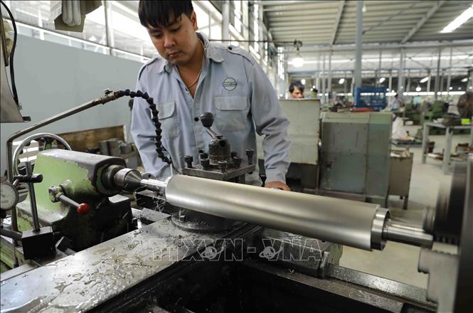 Sản xuất thiết bị chế biến thuỷ sản tại nhà máy của Công ty CP cơ khí Chí Công ở KCN Bình Hoà, huyện Châu Thành. Ảnh: Vũ Sinh – TTXVN