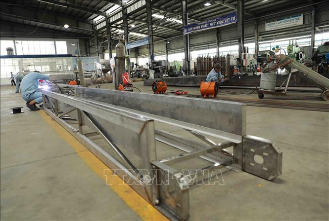 Công ty CP cơ khí Chí Công ở KCN Bình Hoà, huyện Châu Thành chuyên sản xuất thiết bị dùng cho ngành chế biến thuỷ sản. Ảnh: Vũ Sinh - TTXVN