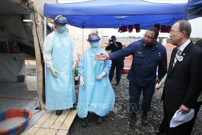 Tổng thư ký LHQ Ban Ki-moon thăm một cơ sở y tế điều trị bệnh nhân Ebola tại Monrovia, Liberia, ngày 19/12/2014. Ảnh: AFP/ TTXVN