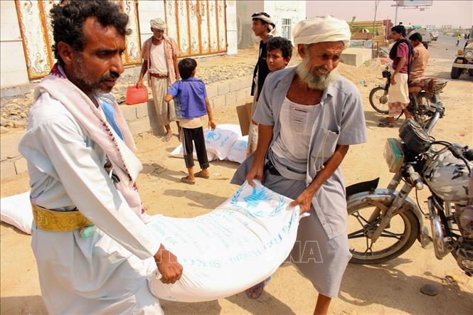 Người dân Yemen nhận lương thực viện trợ tại Hajjah do Chương trình Lương thực thế giới của Liên hợp quốc (WFP) viện trợ (8/7/2019). Ảnh: AFP/TTXVN