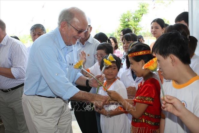 Ông Anthony Lake, Giám đốc điều hành Quỹ Nhi đồng Liên hợp quốc (UNICEF), thăm Trung tâm bảo trợ nạn nhân da cam và trẻ bất hạnh thành phố Đà Nẵng (2013). Ảnh: Trần Lê Lâm – TTXVN