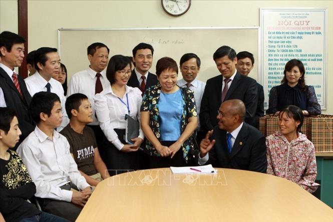 Phó Tổng thư ký Liên hợp quốc Michel Sidibe giao lưu với cán bộ nhân viên và bệnh nhân tại Trung tâm Y tế huyện Nam Từ Liêm - nơi đang quản lý điều trị cho bệnh nhân ma túy cai nghiện các chất dạng thuốc phiện bằng thuốc Methadone và chăm sóc điều trị bệnh nhân HIV/AIDS (2014). Ảnh: Dương Ngọc – TTXVN

