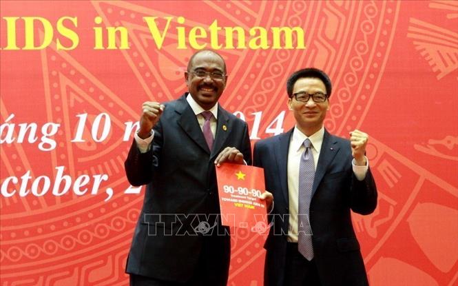 Phó Thủ tướng Vũ Đức Đam và Phó Tổng thư ký Liên hợp quốc Michel Sidibe cam kết thực hiện mục tiêu 90 - 90 - 90 tại Lễ phát động hưởng ứng Chương trình mục tiêu 90 - 90 - 90 của Liên hợp quốc hướng tới kết thúc đại dịch HIV/AIDS ở Việt Nam vào năm 2030 (2014). Ảnh: Dương Ngọc – TTXVN

