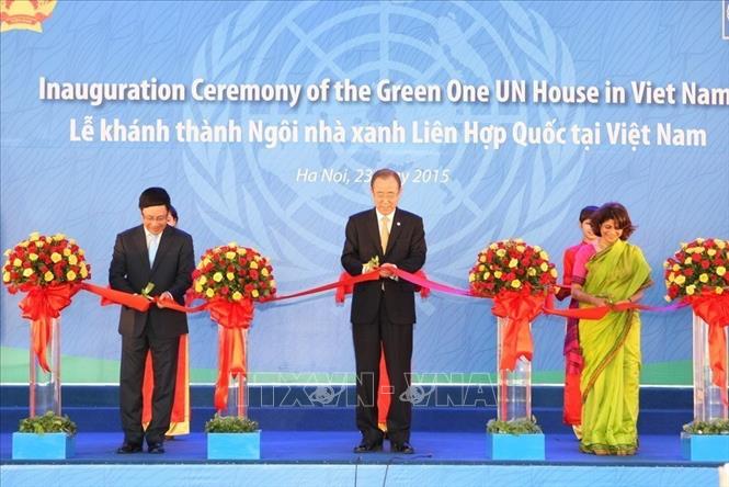 Tổng Thư ký Liên hiệp quốc Ban Ki-moon (giữa) và Phó Thủ tướng, Bộ trưởng Bộ Ngoại giao Phạm Bình Minh cắt băng khánh thành 