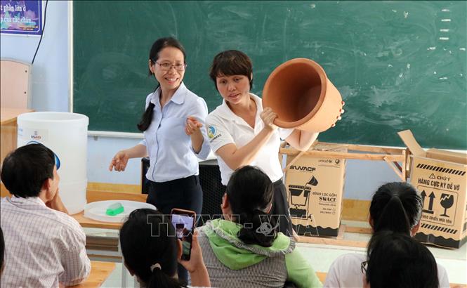 Đại diện Trung tâm Quốc gia Nước sạch và vệ sinh môi trường nông thôn hướng dẫn các trường học tại Ninh Thuận cách lắp ráp, sử dụng bình lọc nước bằng gốm do Quỹ Nhi đồng Liên Hiệp Quốc (UNICEF) tại Việt Nam hỗ trợ (2020). Ảnh: Công Thử - TTXVN