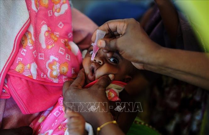 Ngày 1/9/2020, Tổ chức y tế thế giới (WHO) và Quỹ Nhi đồng LHQ (UNICEF) thông báo bắt đầu một chiến dịch kéo dài 3 ngày với mục tiêu tiêm chủng cho 400 nghìn trẻ em dưới 5 tuổi ở Somalia nhằm chống lại bệnh bại liệt và bệnh sởi. Trong ảnh: Tiêm chủng vaccine phòng sởi và bại liệt cho trẻ em tại Mogadishu, Somalia. Ảnh: AFP/TTXVN
