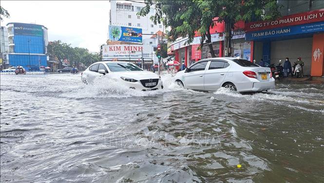 Mưa lớn vào sáng ngày 20/10/2022 khiến nhiều tuyến đường tại thành phố Vũng Tàu chìm trong biển nước. Ảnh: Hoàng Nhị - TTXVN