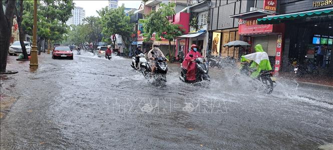 Mưa lớn vào sáng ngày 20/10 khiến nhiều tuyến đường tại thành phố Vũng Tàu chìm trong biển nước. Ảnh: Hoàng Nhị - TTXVN