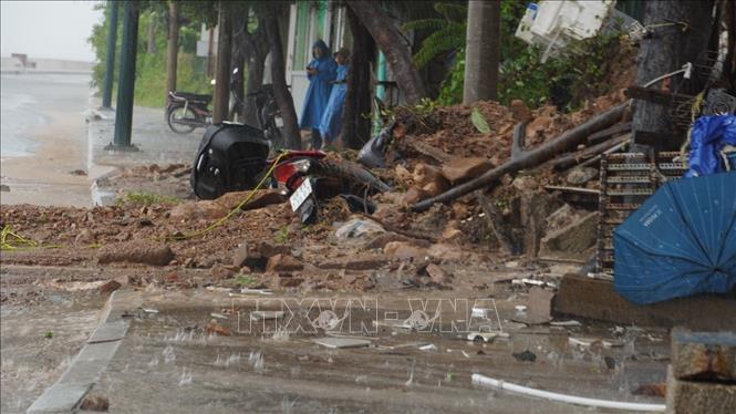 Mưa lớn gây sạt lở đất tại đường Hạ Long, phường 2, thành phố Vũng Tàu khiến xe máy bị vùi lấp. Ảnh: Hoàng Nhị -TTXVN./.