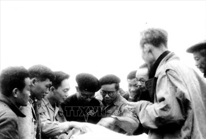 Bộ chỉ huy Chiến dịch Việt Bắc – Thu Đông 1947 báo cáo với Chủ tịch Hồ Chí Minh kế hoạch tác chiến, bố trí lực lượng trong chiến dịch. Ảnh: Tư liệu/TTXVN phát