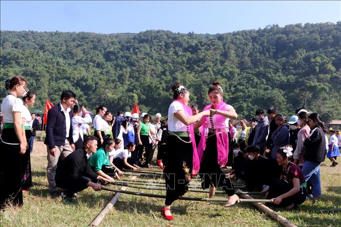 Cheraw dance is part of the festival. VNA Photo: Đinh Thùy