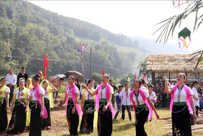 Cotton ball throwing is part of the festival. VNA Photo: Đinh Thùy