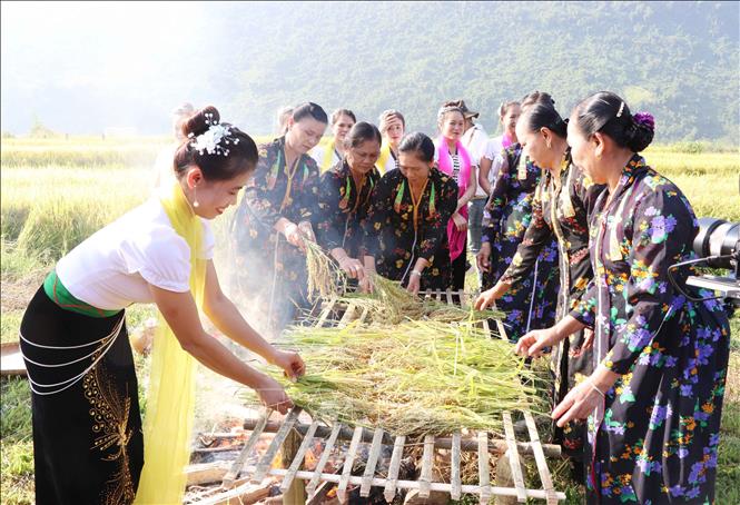 Roasting rice after a ritual to worship the rice’s soul at the festival. VNA Photo: Đinh Thùy