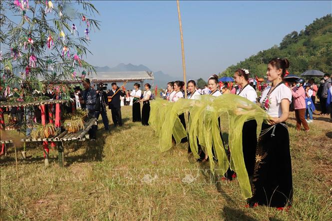 Local people perform a ritual to worship the rice’s soul to express people’s gratitude to God of agriculture. VNA Photo: Đinh Thùy